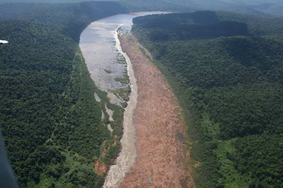 Foto aérea do Salto Yucumã, na fronteira entre Rio Grande do Sul e Argentina, no rio Uruguai. É o maior salto do mundo em extensão horizontal, mas hoje, estava completamente tapado pelo rio cheio. (foto retirada da internet)